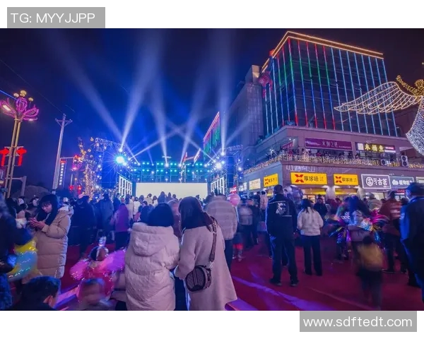 两位足球明星共赏璀璨烟花夜景感受节日氛围与友谊的美好瞬间